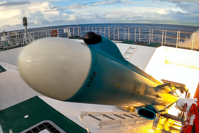 海巡署试射雄二飞弹，验证「平战转换」。（国防部提供）