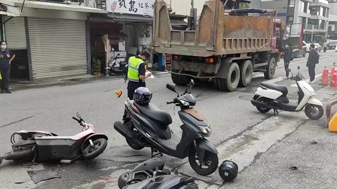 一辆砂石车行经太昌国小大门口时，擦撞同向电动自行车，67岁妇人倒地伤重不治。（警方提供）