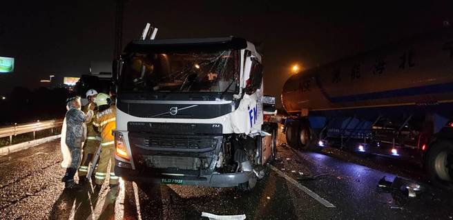 國道1號麻豆段氣體槽車連環車禍，3名傷者送醫。(讀者提供／劉秀芬台南傳真)