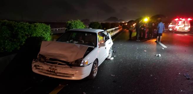 國道1號麻豆段氣體槽車連環車禍，3名傷者送醫。(讀者提供／劉秀芬台南傳真)