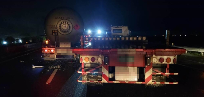 國道1號麻豆段氣體槽車連環車禍，3名傷者送醫。(讀者提供／劉秀芬台南傳真)