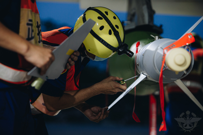 空军第四联队Ｆ-16V战机的地勤人员实施飞行前检查。（国防部提供）