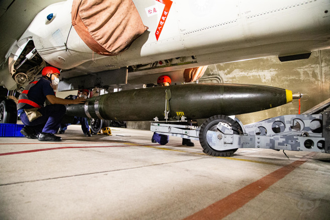 空军第三联队IDF战机执行炸弹挂载。（国防部提供）