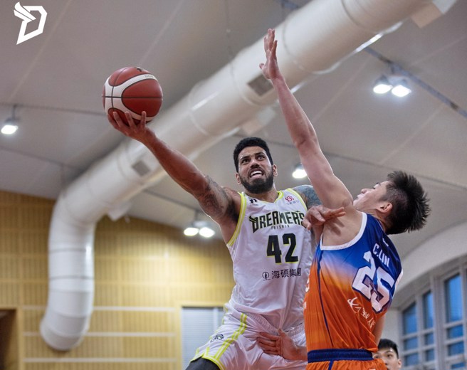 布依德(左)持球强攻禁区，直接无视林正防守。(梦想家提供)