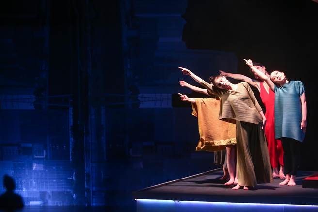 万座晓剧场盼打造具备古蹟价值的专业表演艺术场馆，26日开幕记者会现场由表演艺术团体晓剧场带来精彩演出。（邓博仁摄）