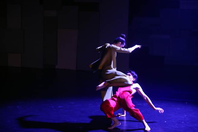 万座晓剧场盼打造具备古蹟价值的专业表演艺术场馆，26日开幕记者会现场由表演艺术团体晓剧场带来精彩演出。（邓博仁摄）