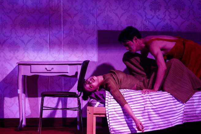 万座晓剧场26日正式开幕，开幕记者会现场演绎着万华风尘女子的辛酸史。（邓博仁摄）