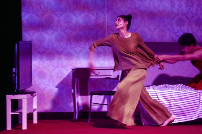 万座晓剧场26日正式开幕，开幕记者会现场演绎着万华风尘女子的辛酸史。（邓博仁摄）