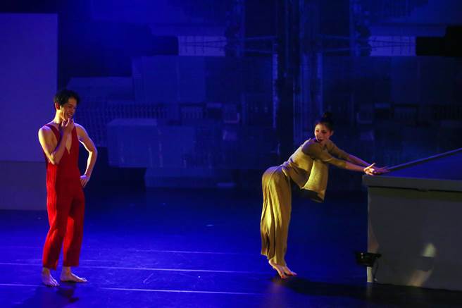 万座晓剧场26日正式开幕，开幕记者会现场演绎着万华风尘女子的辛酸史。（邓博仁摄）