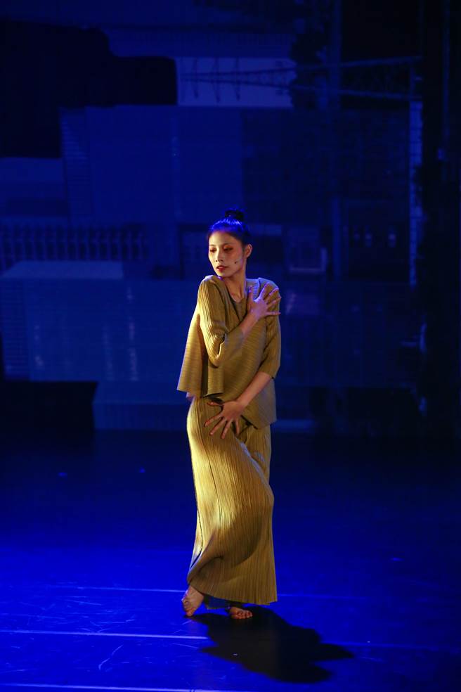 万座晓剧场26日正式开幕，开幕记者会现场演绎着万华过去种种的风貌。（邓博仁摄）