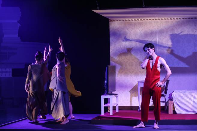 万座晓剧场26日正式开幕，开幕记者会现场演绎着万华过去种种的风貌。（邓博仁摄）