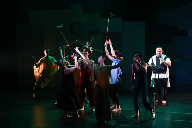 万座晓剧场26日正式开幕，开幕记者会现场演绎着万华过去种种的风貌。（邓博仁摄）