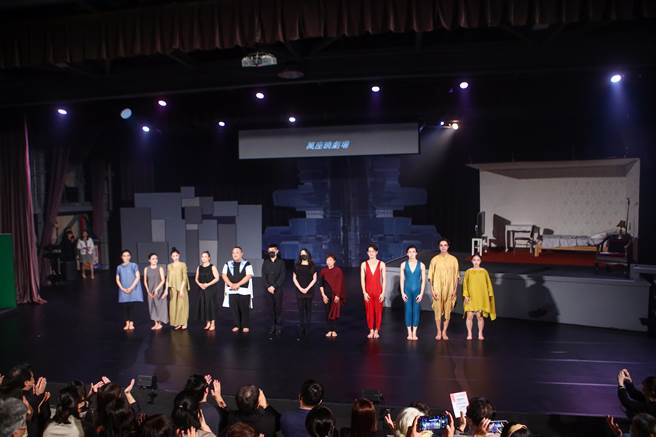 在国外，剧团经营剧场的例子并不少见，有许多甚至成为城市地标。台湾也终于在26日迎来「万座晓剧场」的揭牌，并当场演出。（邓博仁摄）