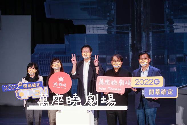 万座晓剧场艺术总监锺伯渊（中）、文化部次长李静慧（左2）、台北市文化局副局陈誉馨（左1）、无任所大使林佳龙（右1）、国表艺前董事长朱宗庆（右2）与许多表演艺术界人士都亲自出席，场面热闹。（邓博仁摄）