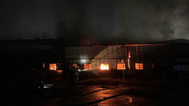 仁德区新田里晚间发生工厂火警。（民眾提供／曹婷婷台南传真）