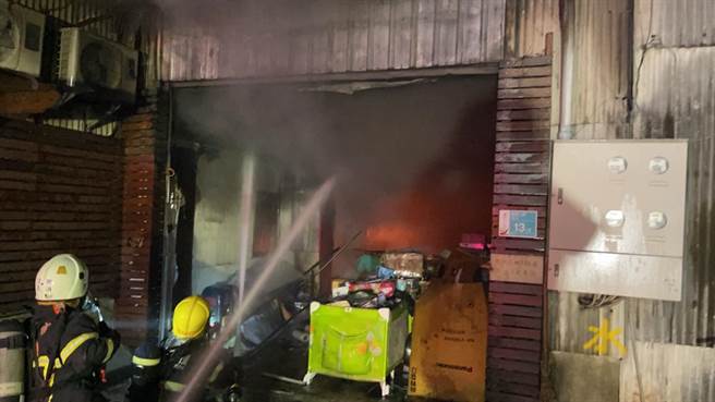 仁德区新田里晚间发生工厂火警。（民眾提供／曹婷婷台南传真）