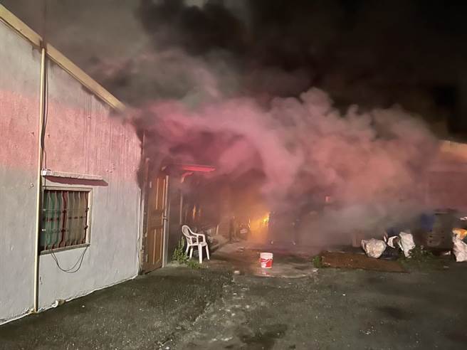 仁德区新田里晚间发生工厂火警。（民眾提供／曹婷婷台南传真）