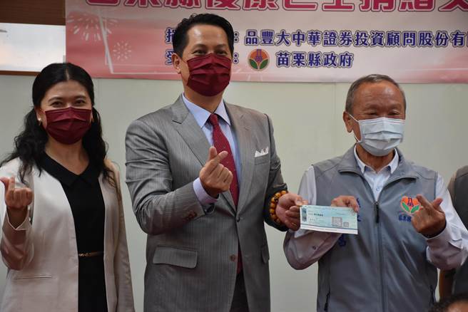 苗栗縣長徐耀昌27日晚間8時30分左右宣布確診，圖為上午在縣府受贈復康巴士畫面。（謝明俊攝）