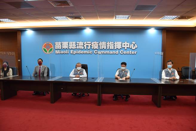 苗栗縣長徐耀昌27日晚間8時30分左右宣布確診，圖為上午在縣府受贈復康巴士畫面。（謝明俊攝）