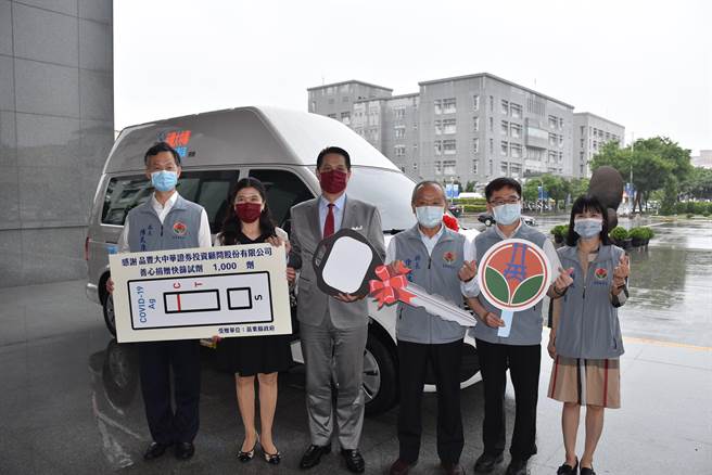 苗栗縣長徐耀昌27日晚間8時30分左右宣布確診，圖為上午在縣府受贈復康巴士畫面。（謝明俊攝）