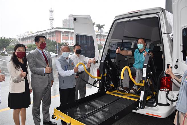 苗栗縣長徐耀昌27日晚間8時30分左右宣布確診，圖為上午在縣府受贈復康巴士畫面。（謝明俊攝）