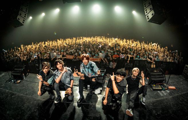 八三夭备战小巨蛋阿璞狂练肺活量 阿电自亏靠打电动操肌。（KKLIVE提供）