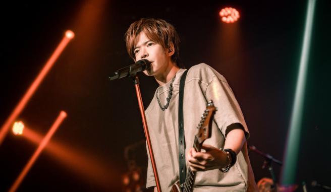 「八三夭」主唱阿璞近来为训练良好肺活量，请来训练员进行游泳培训。（KKLIVE提供）