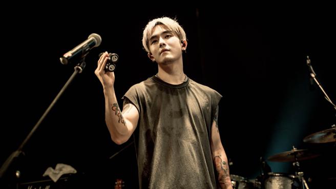 「八三夭」鼓手阿电私下靠打电动训练手部力量。（KKLIVE提供）