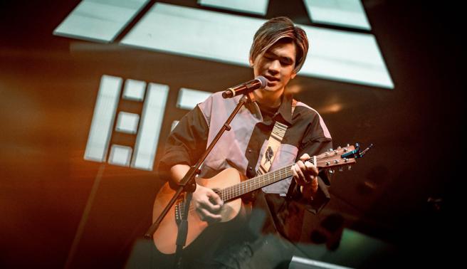 「八三夭」团长小橘每天维持骑脚踏车习惯，训练结实腿力。（KKLIVE提供）