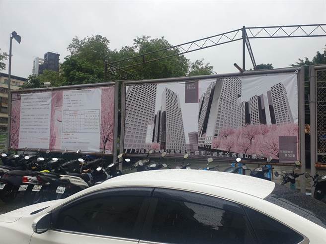 从民眾提供的照片可以看见，建商透过布条宣告成为都更案的实施者。（民眾提供／李奇叡新北传真）