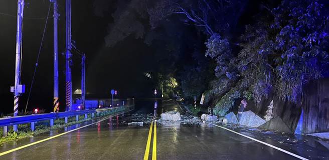 台中市和平区台8线27.7K，于27日晚上9时30分发生落石，造成道路单向受阻。（警方提供）