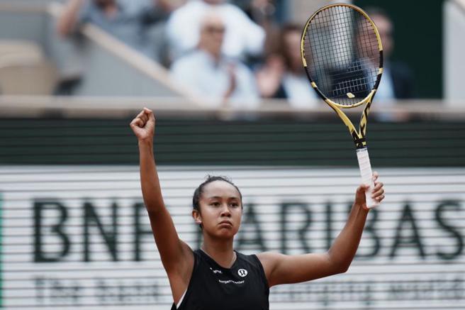 加拿大小将蕾拉费南德兹力战3盘淘汰瑞士对手班西琪，生涯首度晋级法网女单16强。（美联社）