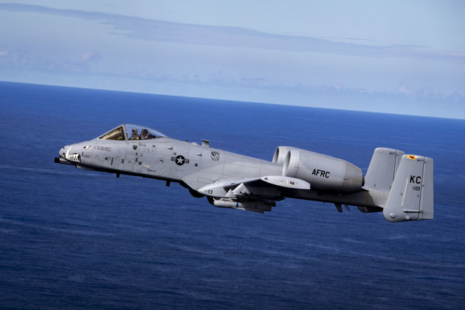 A-10教官表示，该型机只要整合空射型诱饵无人机或距外打击武器，就能发挥优势，协助美国在太平洋战区对抗中国大陆。（示意图／DVIDS）