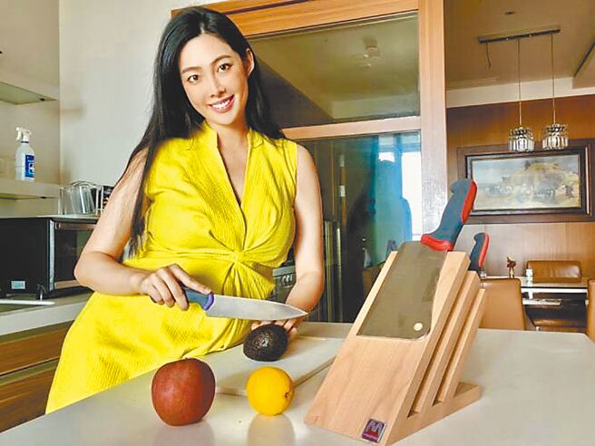 Crystal Chu Yang大推SANELLI刀具，在防疫期间可以时尚又可以轻松在家料理。图／Crystal Chu Yang提供