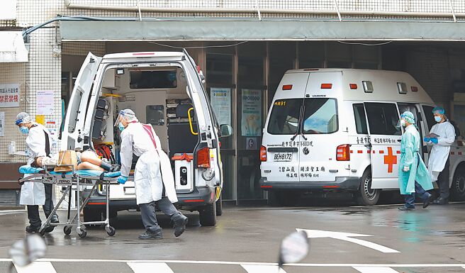 「全民适用快筛阳视同确诊」措施26日实施，各大医院防疫急门诊将转型，以看诊、开药为主，台北市立联合医院忠孝院区，急诊室门口救护车频繁，医护人员相当忙录。（陈俊吉摄）