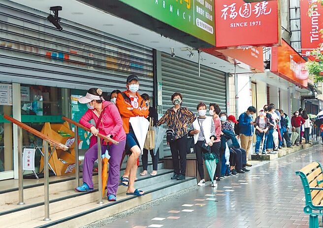 总统蔡英文5月初表示，5月就会取得1亿剂左右的快筛试剂。图为民眾排队购买快筛实名制。（本报资料照片）