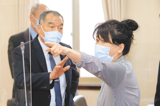 国民党立委李贵敏（右）26日质询国防部长邱国正（左）国军协助防疫工作的人事成本，不满邱国正的态度，开骂「部长你很奇怪，每个委员上来你都要吵架！你管好你的行为不要失当！」邱国正也强硬回击说，「不要把每个人当堂上的人审！」两人互相拍桌对呛，李贵敏更走下质询台直接上前理论。（黄世麒摄）