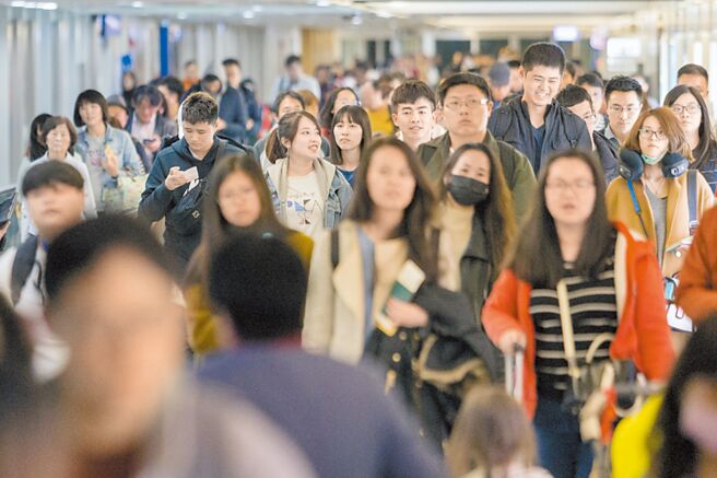 逾2年未返台而被除籍的旅外国人，若未于年底投票日前4个月恢復户籍，将无法投票。图为桃机旅客入境的画面。（本报资料照片）