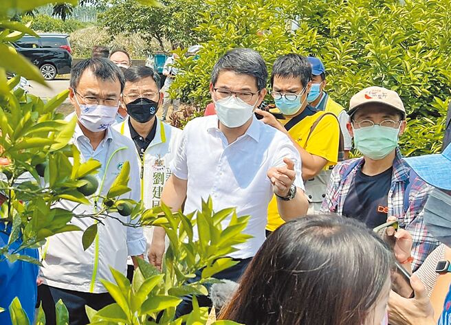 民進黨雲林縣長提名人劉建國（前排左二）陪同農委會主委陳吉仲（前排左一）勘災。（民進黨雲林縣黨部提供／周麗蘭雲林傳真）