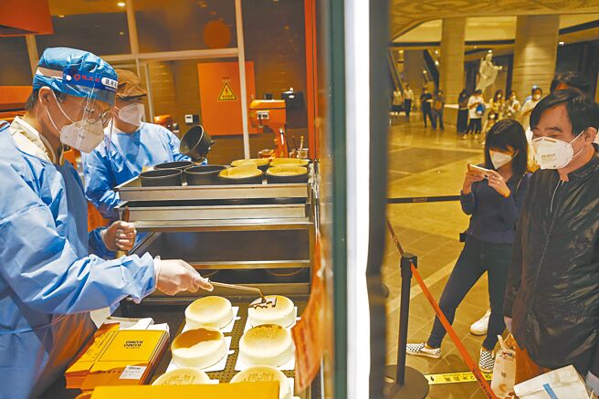 上海疫情大幅好转，民眾生活将逐步回归正常化，6月1日起，购物中心、百货商场、专业专卖店等将全面恢復实体营业。图为上海市民在商场购物。（中新社）