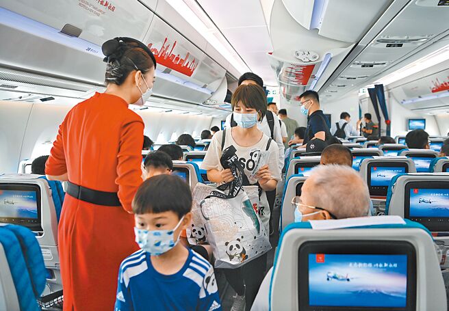 新冠疫情衝击，大陆航空公司经营惨澹，大陆财政部、民航局26日紧急祭出现金补贴2个月政策。图为四川航空的航班。（新华社）