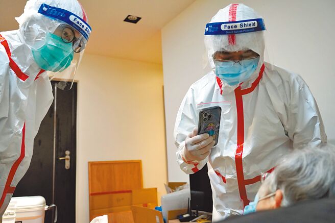 新北市到宅照护队到独居长辈家中进行快筛阳性后，透过手机视讯，由医院医师问诊并当场给药。（新北市社会局提供／陈慰慈新北传真）