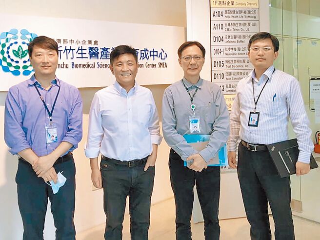 民進黨新竹市長參選人鄭宏輝（左二）要將新竹市打造為國際級的新創城市。（鄭宏輝提供／邱立雅竹市傳真）