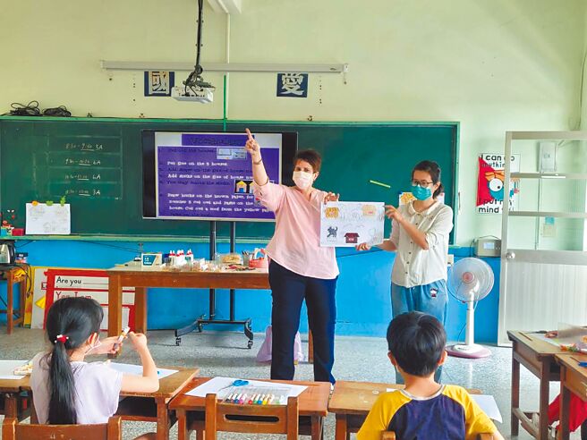 云林县西螺镇安定国小原是6班小校，办学绩效受家长肯定，自110学度起小一年级从1班变2班，今年继续维持。图为外师在该校上课情形。（安定国小提供／周丽兰云林传真）