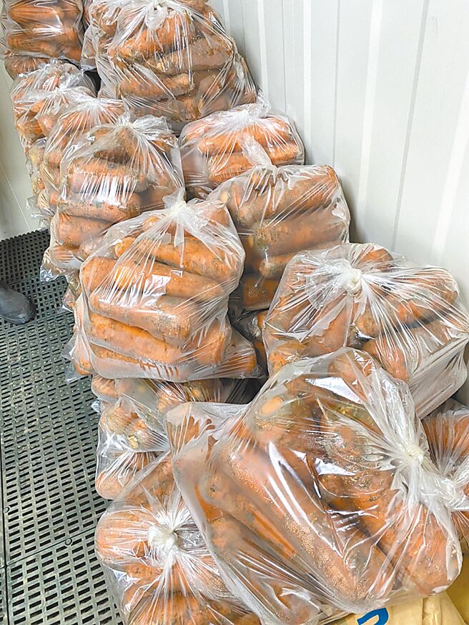 农友李承昌原本每周有400至500公斤的红萝卜固定卖给团膳业者，因远距教学影响，只能另寻通路转售。（李承昌提供／张毓翎台南传真）