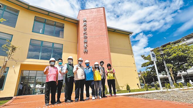 位在台南市白河国小校园北侧的张庆芳纪念图书馆，预计今年7月完工。（张毓翎摄）