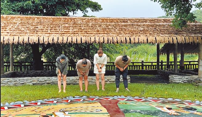 4名外地游客25日至台东县延平乡鸾山部落传统文化祭祀广场野炊露营，族人前往规劝，乡公所及警方到场，最后游客鞠躬致歉。（延平乡公所提供／蔡旻妤台东传真）