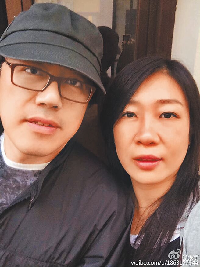 張宇（左）與太太十一郎相愛40多年，時常大方放閃、曬恩愛。（摘自微博）