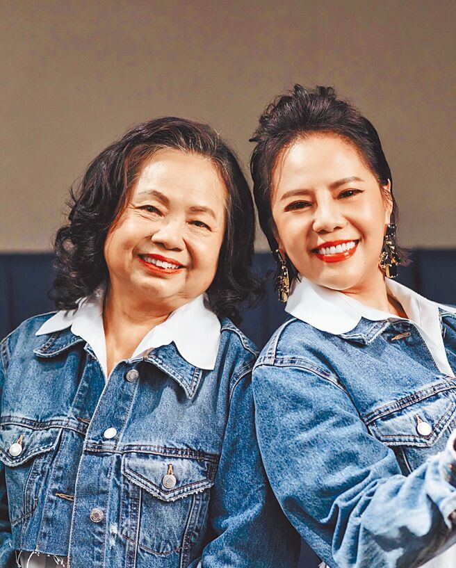 錦雯（右）近來推出新歌，日前邀來媽媽一同拍攝MV。（純屬娛樂文創提供）