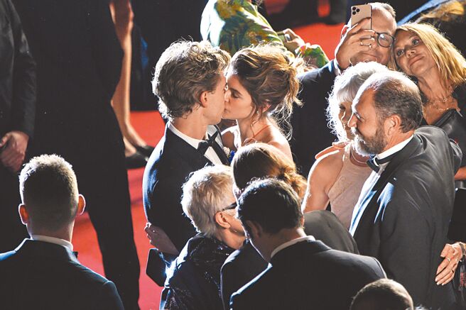 奥斯汀巴特勒（左）和凯亚葛柏在红毯甜蜜接吻，闪瞎旁人。（美联社）